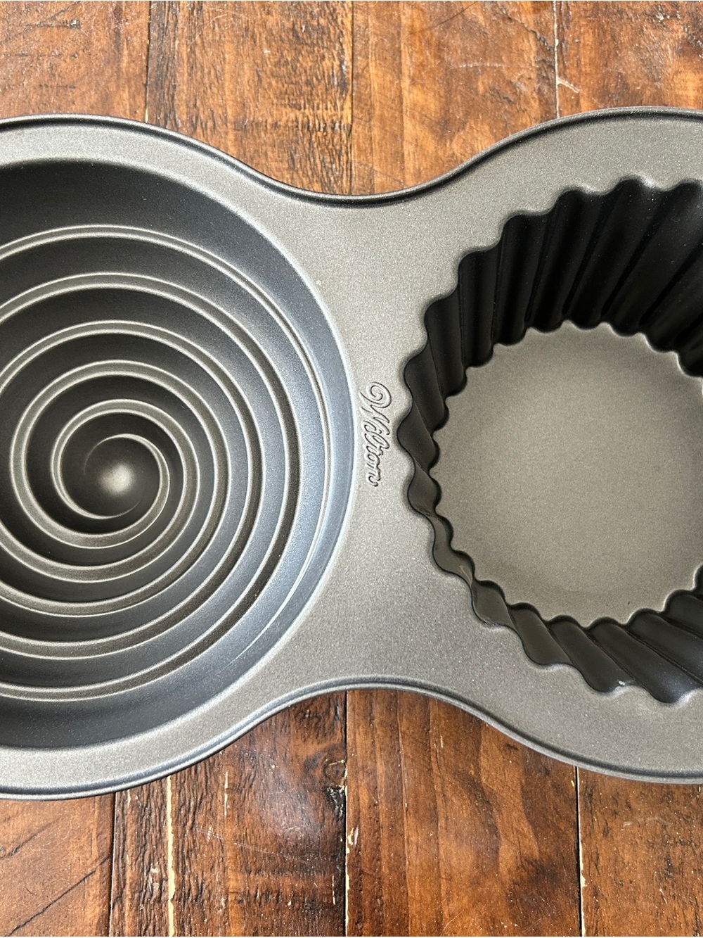 Wilton Giant Cupcake Mold with Pink Frosting Detail - Picture 3 of 3